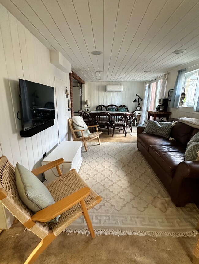 Área de estar - 403 E 53rd St