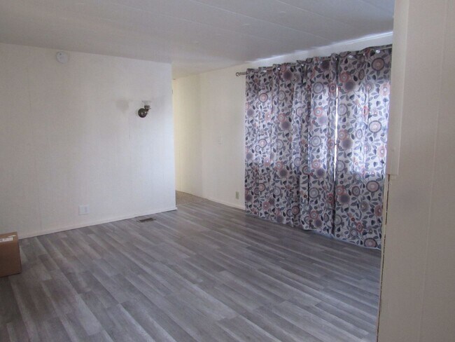 Foto del edificio - Older Mobile Home With Large Fenced Yard