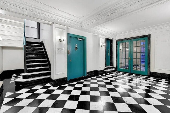 Building Photo - 117 W 13th St