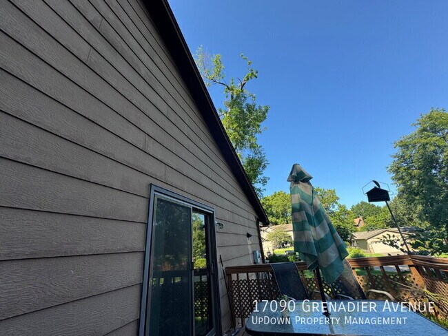 Foto del edificio - 17090 Grenadier Ave