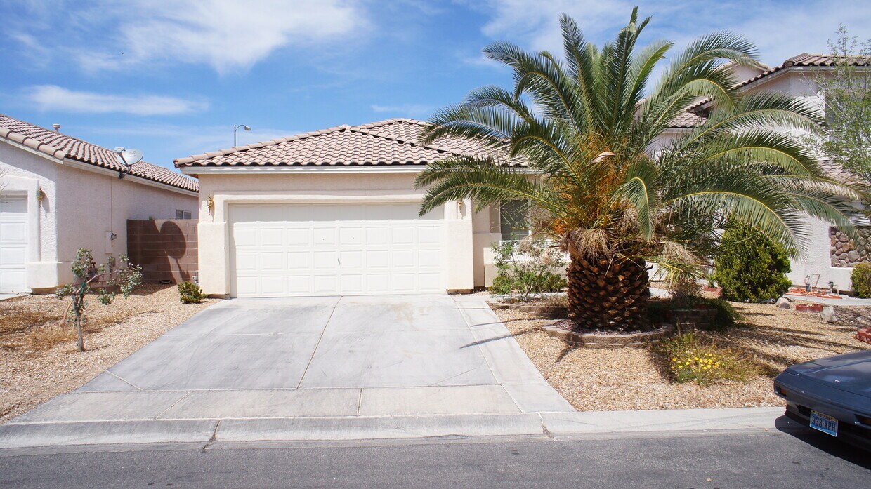 Primary Photo - SINGLE STORY HOME 3 BEDROOMS / 2 FULL BATH...