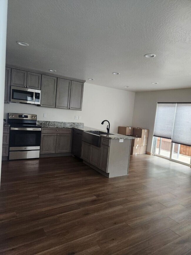 Building Photo - 1/2 off First Full Month Rent!! Stunning 2...