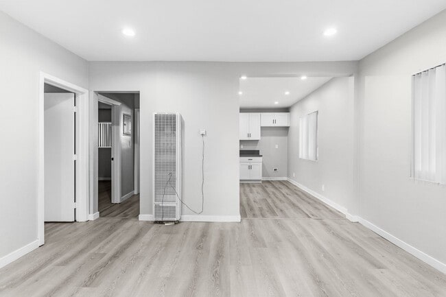 Building Photo - 113 S Lillie Ave