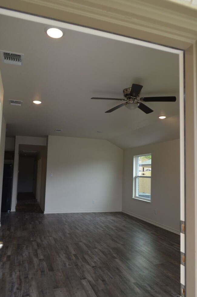 Foto del edificio - 404 W Avenue C