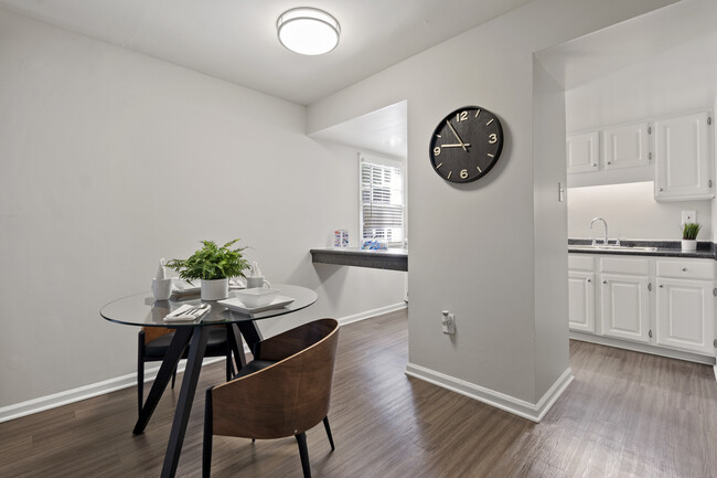 Dining area - Colonial Apartments