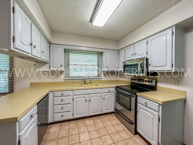 Building Photo - 3 Bedroom, 3 bath Home in West Des Moines!!