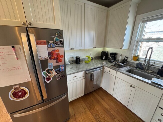 Building Photo - In-Unit Laundry, Central Heat/AC, Parking ...