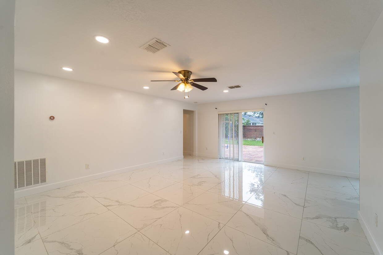 Primary Photo - 129 Bella Rosa Cir