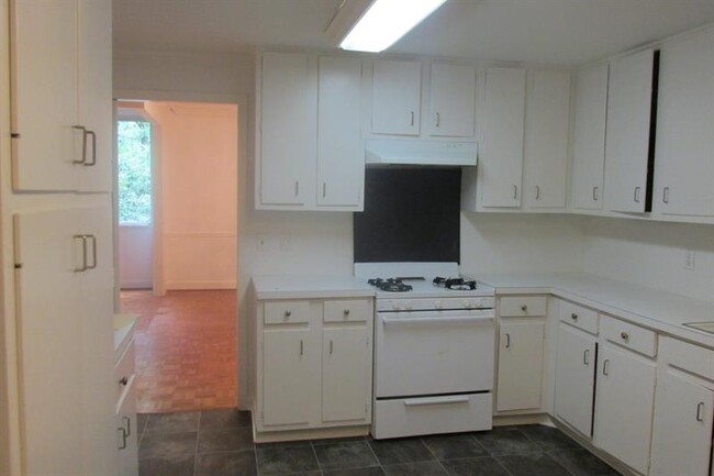 Building Photo - 2734 Peachtree Rd NW
