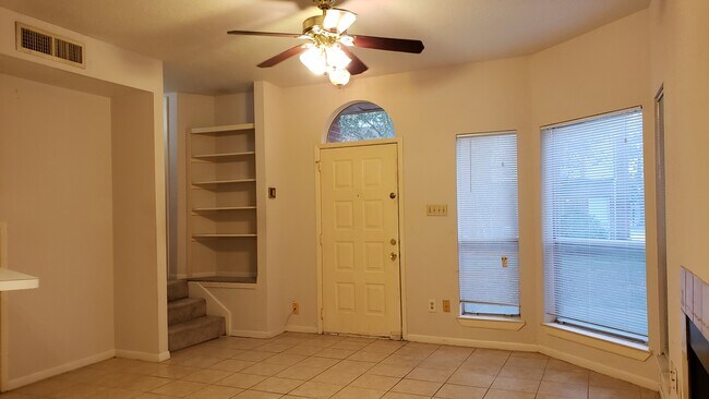 Foto del edificio - 8320 Wild Rose St