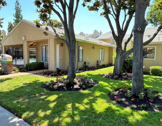 Foto del edificio - CYPRESS GARDENS APARTMENTS