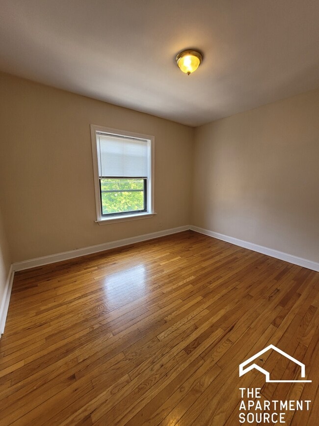 Building Photo - 925 Forest Ave