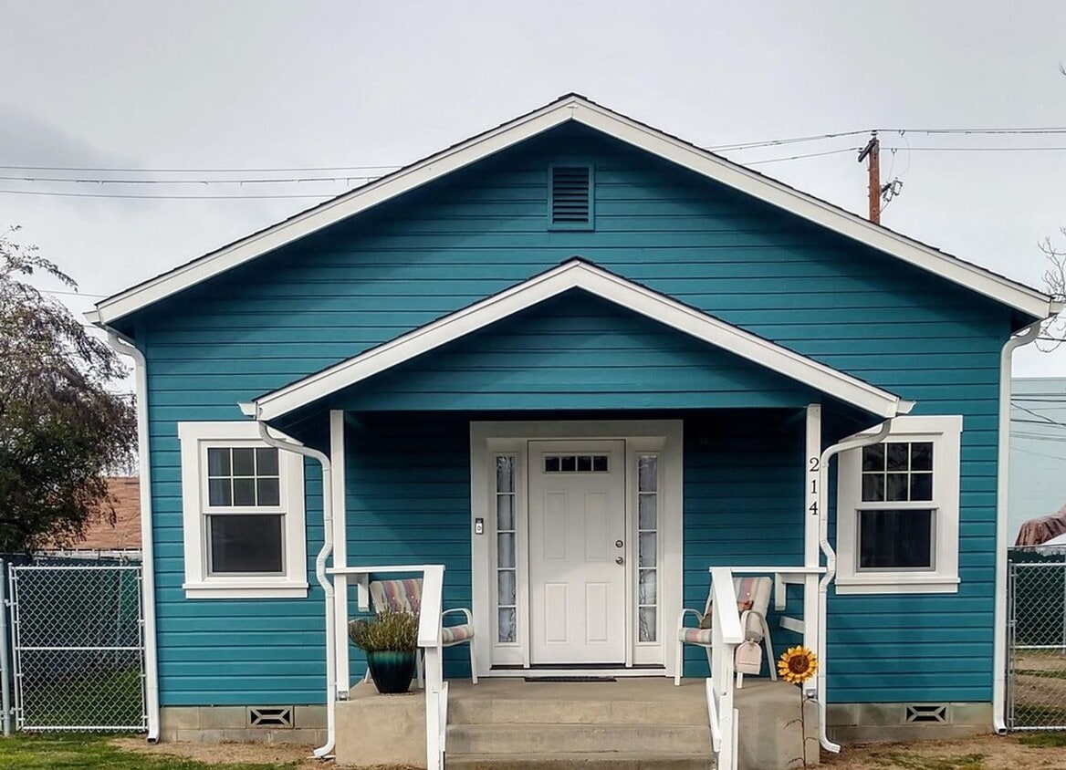 Primary Photo - SIngle Family 2 Bedroom 1 Bath Home on Lar...