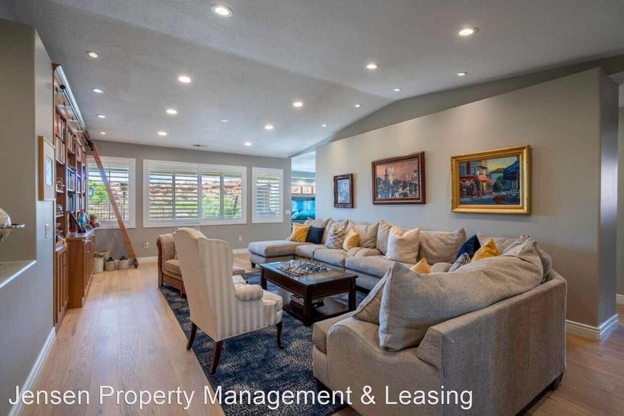 5 br, 2 bath House 2329 North Prospector... House Rental in