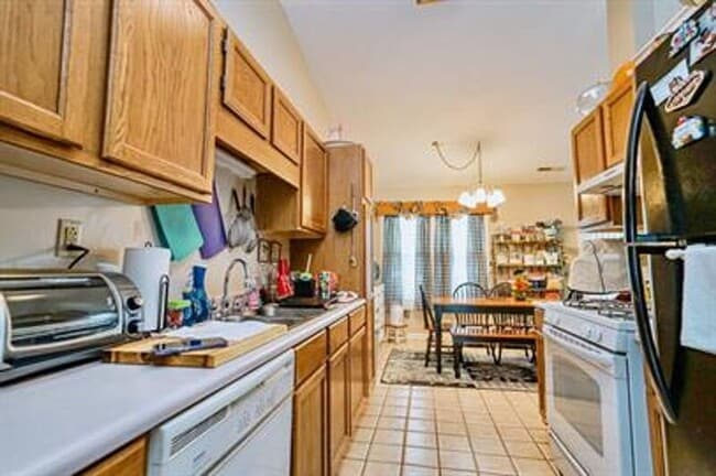 Building Photo - 7 E Long Creek Ct