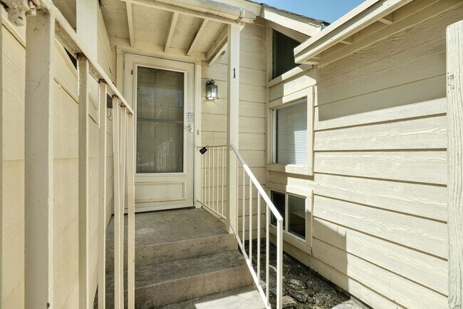 Foto del edificio - 2711 St Edwards Cir