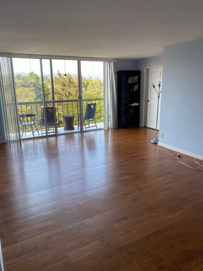 Living Room - 10747 Wilshire Blvd