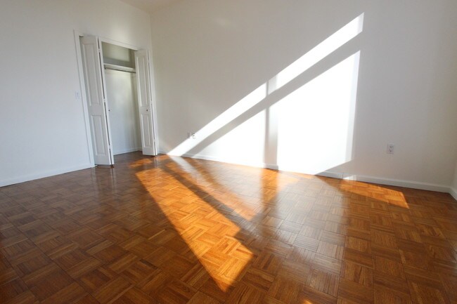 Building Photo - 350 W 43rd St