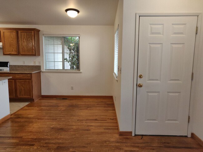 Foto del edificio - 2023-2025 NW Elm Ave