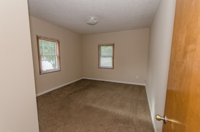 Building Photo - 4 bedroom, 1 bath home: Available July 2026!