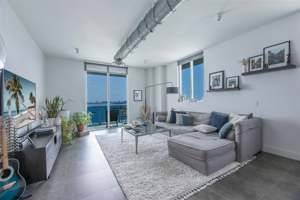 Foto principal - 700 NE 25th St