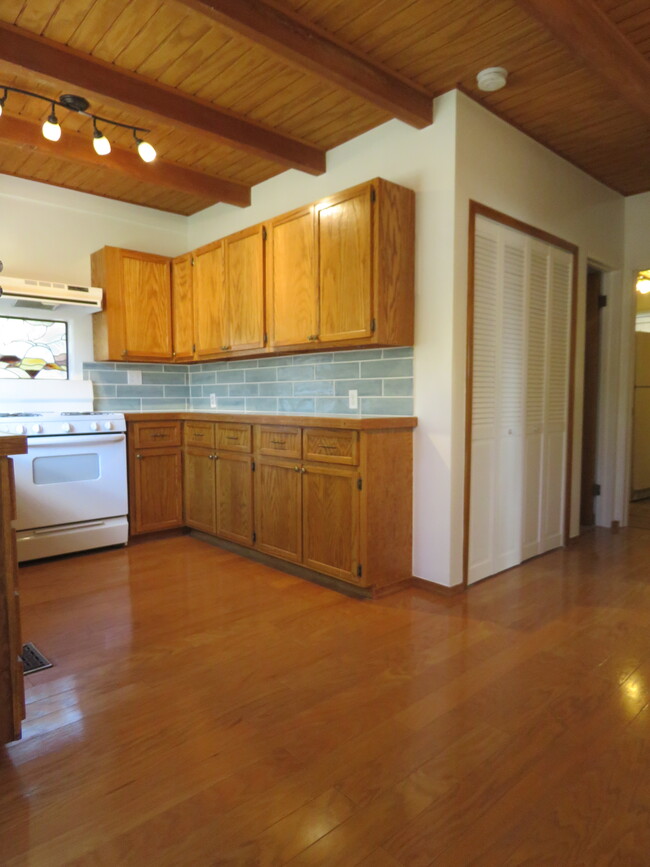 Kitchen - 103 El Alamo St