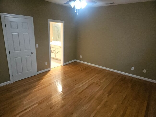 Building Photo - 1600 Poets Glade Dr