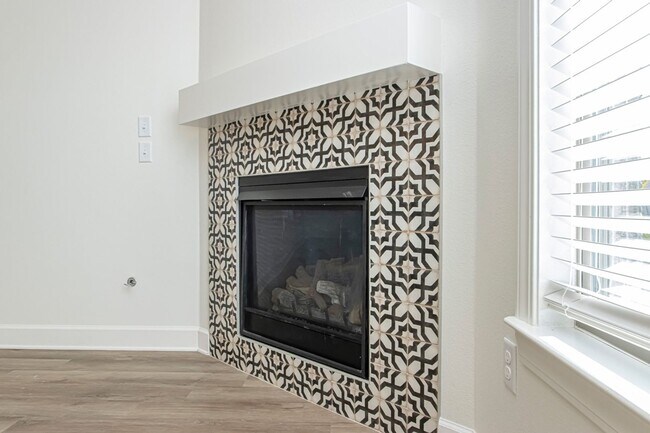 Building Photo - Newer Construction 3 bed 2 1/2 Bath, 2,015...