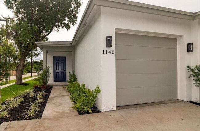 Building Photo - 1140 NW 1st Ave