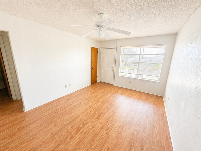 Foto del edificio - AVAILABLE NOW; APPLY AT OUR WEBSITE