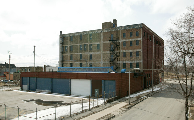 Building Photo - 1862 W Fond du Lac Ave
