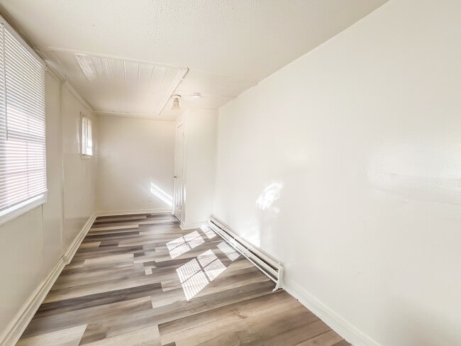 Building Photo - 1102 Custer St