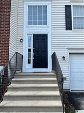 Building Photo - 338 S Oak St