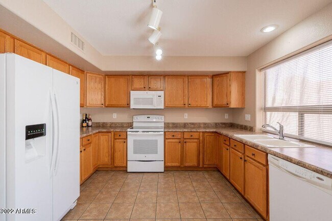 Foto del edificio - 16663 W Rimrock St