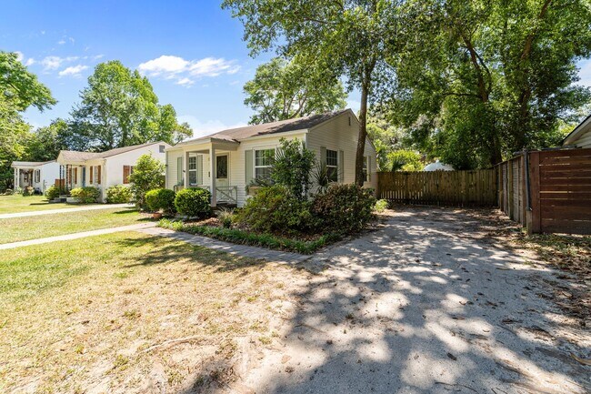 Foto del edificio - Charming Parkside 2-Bedroom Home Near Daffin Park with Fenced Yard & Patio