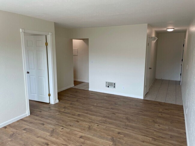 Building Photo - Large Upstairs One Bedroom with Small Office