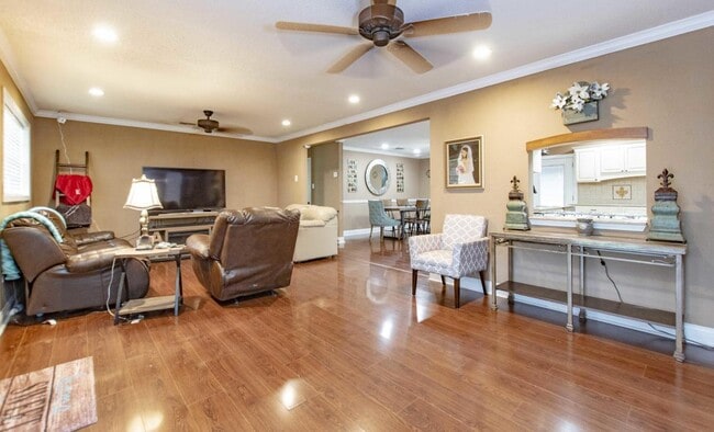 Living - 210 N William Dr