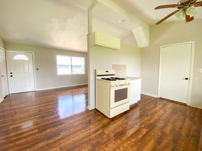 Foto del edificio - Spacious 3 Bedroom with Updated Kitchen