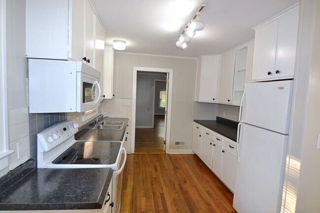 Building Photo - Great 4 bed / 5 Full Bath Home Near NC Sta...