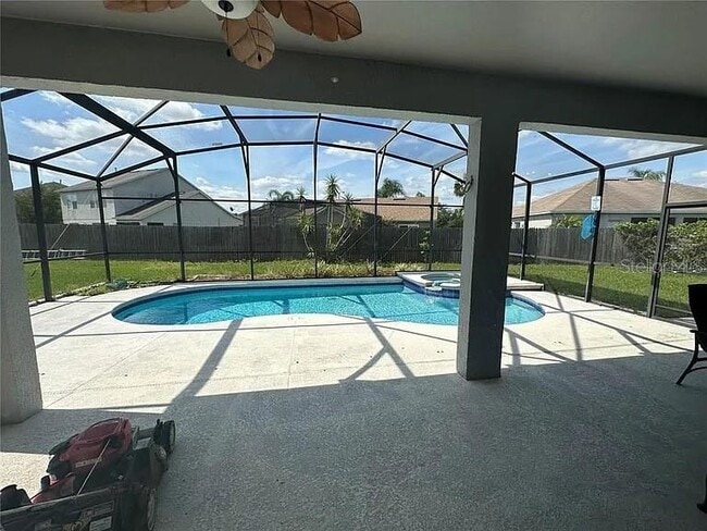 Building Photo - 2423 Willow Tree Ln