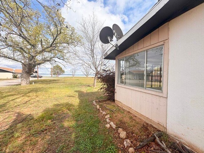 Building Photo - 105 Lake Breeze Dr