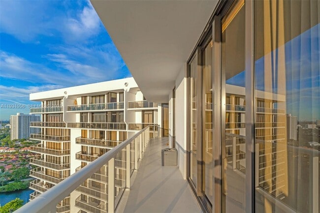 Foto del edificio - 20281 E Country Club Dr