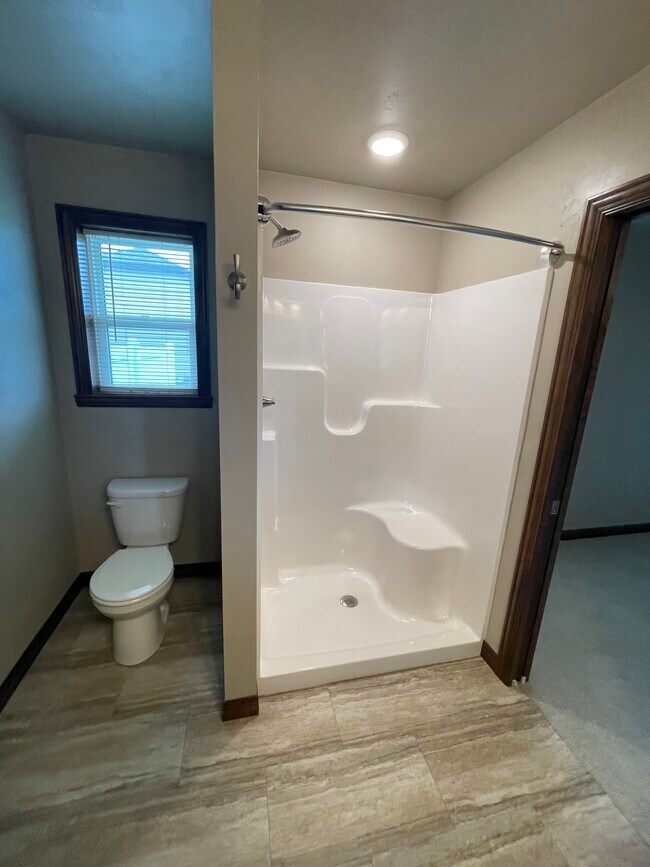 BAÑO PRINCIPAL - 629 Diversity Dr