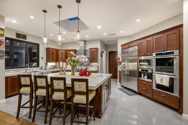 Building Photo - Beautiful Executive Estate Available in Vi...