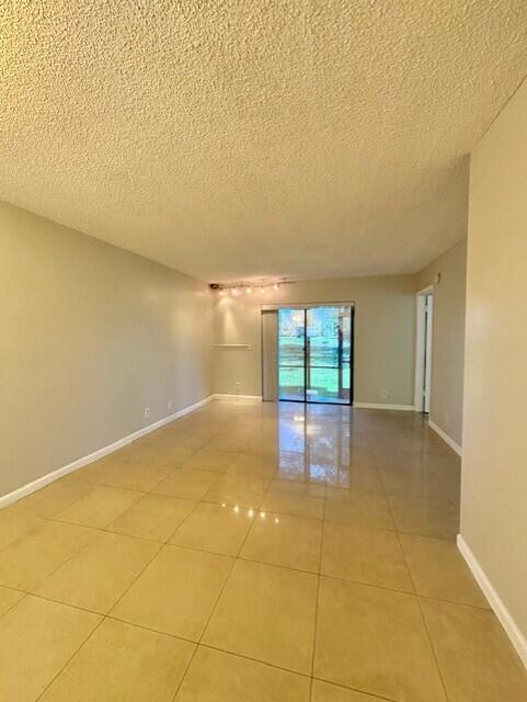 Foto del edificio - 21902 Lake Forest Cir