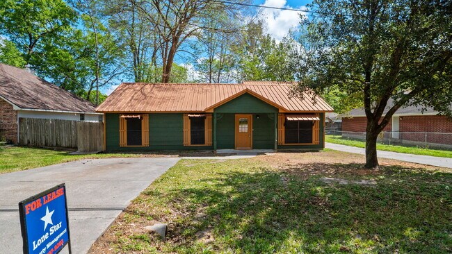 Building Photo - Welcome to this delightful 3-bedroom, 2-bathroom home. Perfectly situated this residence offers f...