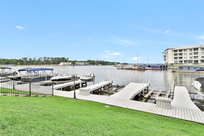 Building Photo - 168 Lake Point Blvd