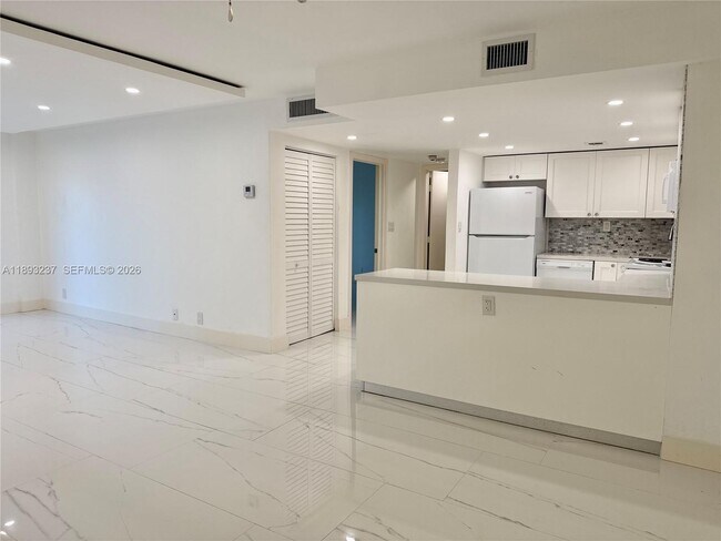 Foto del edificio - 5415 Collins Ave