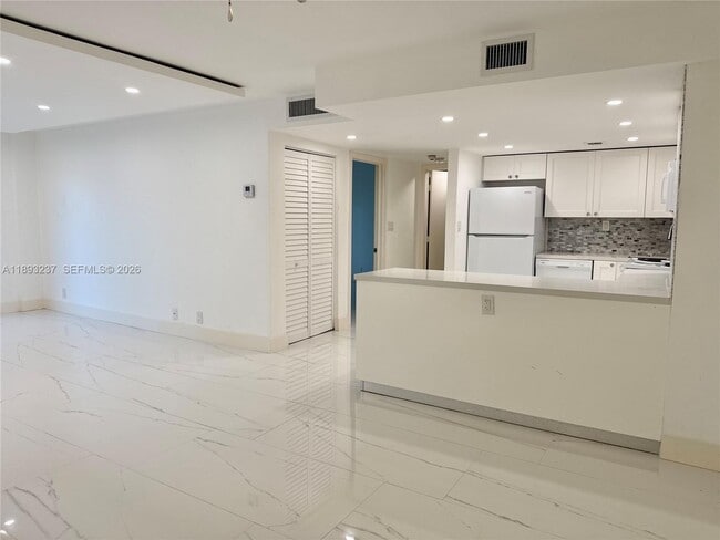 Building Photo - 5415 Collins Ave