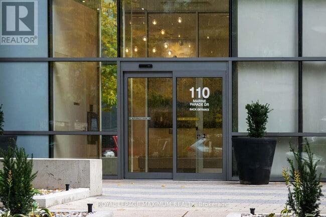 Photo du bâtiment - 110 Marine Parade Dr